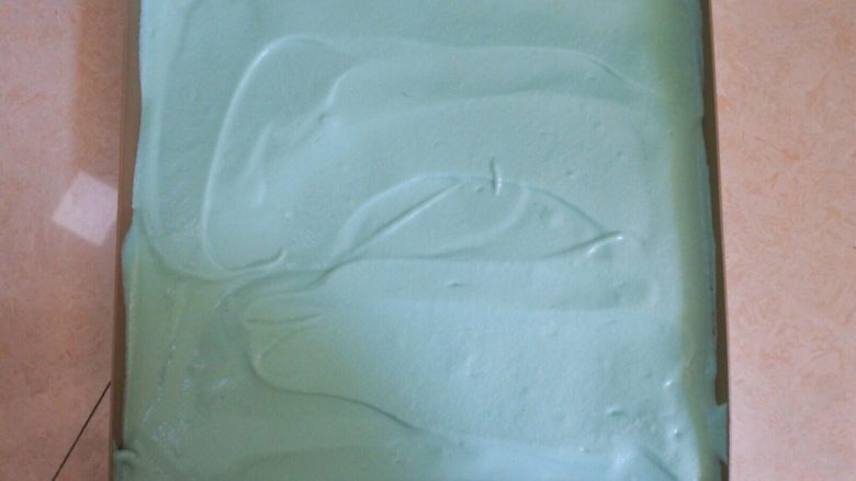 ⭐蓝天白云咸奶油蛋糕卷⭐,用刮刀把表面稍微抹平。进烤箱，上下火180度，中层烤18分钟。
