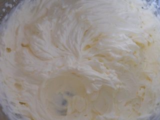 ⭐蓝天白云咸奶油蛋糕卷⭐,高速打发成图中的样子。不要打过硬，不然会影响蛋糕卷的口感。
