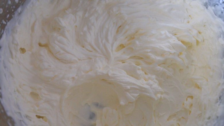 ⭐蓝天白云咸奶油蛋糕卷⭐,高速打发成图中的样子。不要打过硬，不然会影响蛋糕卷的口感。