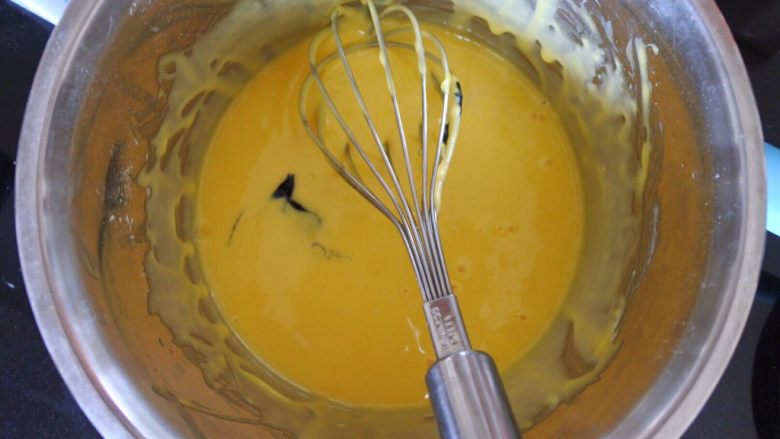 ⭐蓝天白云咸奶油蛋糕卷⭐,剩余的蛋黄糊滴入几滴色素。搅拌均匀。