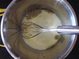 ⭐蓝天白云咸奶油蛋糕卷⭐,将油，牛奶，糖放在盆里搅拌均匀。