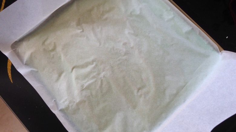 ⭐蓝天白云咸奶油蛋糕卷⭐,然后在面上盖上一层大一点的油纸。
