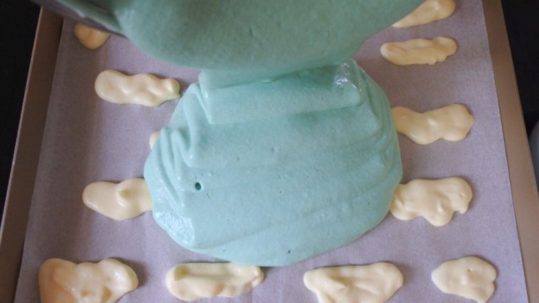 ⭐蓝天白云咸奶油蛋糕卷⭐,将翻拌好的蛋糕糊倒到刚刚准备好的烤盘里。