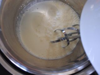 ⭐蓝天白云咸奶油蛋糕卷⭐,把盛有奶油的盆座到另一个放了冰水的盆里，然后加入糖和盐。