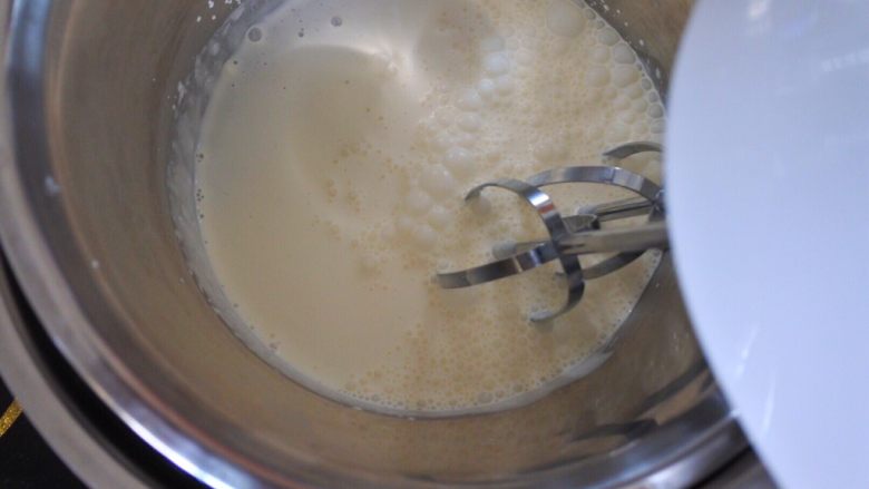 ⭐蓝天白云咸奶油蛋糕卷⭐,把盛有奶油的盆座到另一个放了冰水的盆里，然后加入糖和盐。