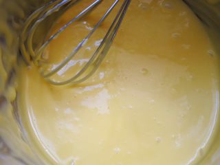 ⭐蓝天白云咸奶油蛋糕卷⭐,搅拌成均匀有光泽的蛋黄糊。