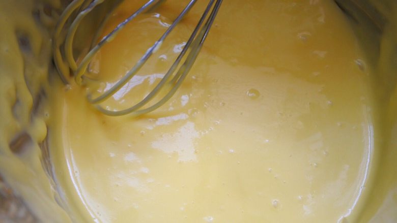 ⭐蓝天白云咸奶油蛋糕卷⭐,搅拌成均匀有光泽的蛋黄糊。