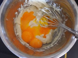 ⭐蓝天白云咸奶油蛋糕卷⭐,然后加入蛋黄。