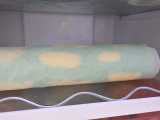 ⭐蓝天白云咸奶油蛋糕卷⭐,卷好后放冰箱冷藏三个小时以上。