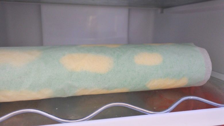 ⭐蓝天白云咸奶油蛋糕卷⭐,卷好后放冰箱冷藏三个小时以上。