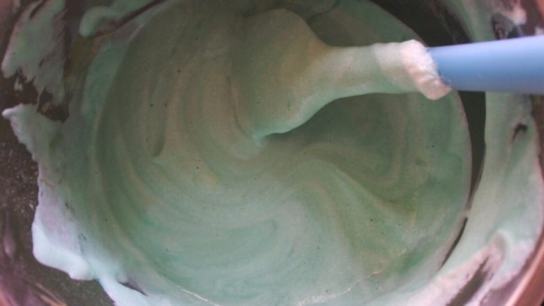 ⭐蓝天白云咸奶油蛋糕卷⭐,然后取三分之一的蛋白到蛋黄糊里翻拌均匀。再倒回剩余的蛋白糊里，均匀翻拌。