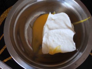 ⭐蓝天白云咸奶油蛋糕卷⭐,然后分出一点蛋白和小碗中的蛋黄糊翻拌均匀。