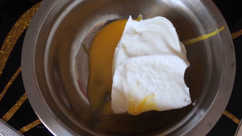 ⭐蓝天白云咸奶油蛋糕卷⭐,然后分出一点蛋白和小碗中的蛋黄糊翻拌均匀。