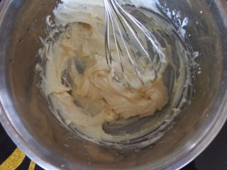 ⭐蓝天白云咸奶油蛋糕卷⭐,用Z字形手法搅拌均匀。切勿打圈圈搅拌，免得面粉起筋 。