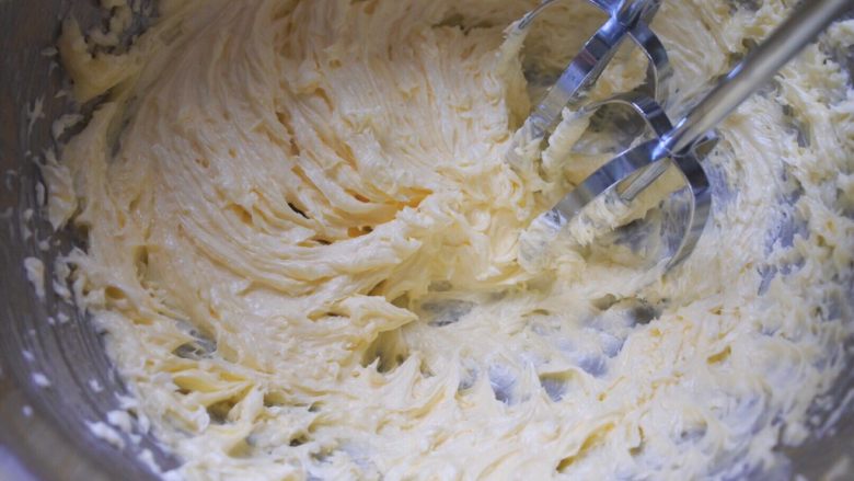 ⭐原味黄油曲奇饼干⭐,打至黄油和蛋白均匀混合，颜色发白的羽毛状即可，不要过度打发。