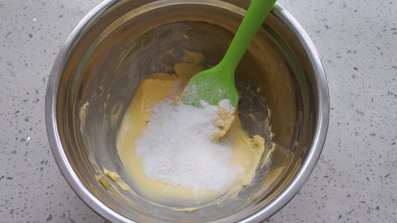 ⭐原味黄油曲奇饼干⭐,加入糖粉和盐。