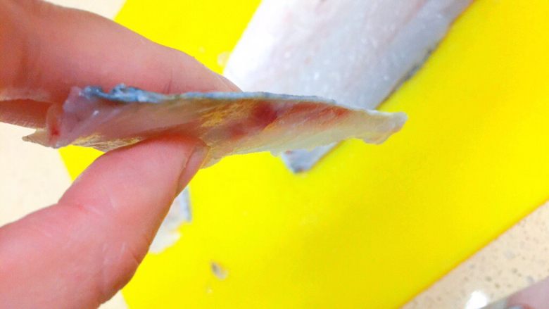 吃掉一朵花+牡丹鱼,薄得如果像这样，就最好了！要薄得均匀，要注意轻拿轻放，别让鱼肉烂了。