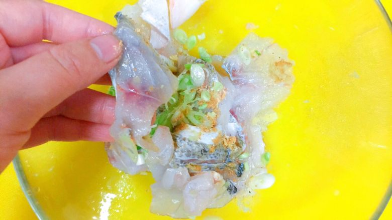 吃掉一朵花+牡丹鱼,用手轻轻的拨动和按摩鱼肉。让鱼肉和这些调料，充分的贴合入味。