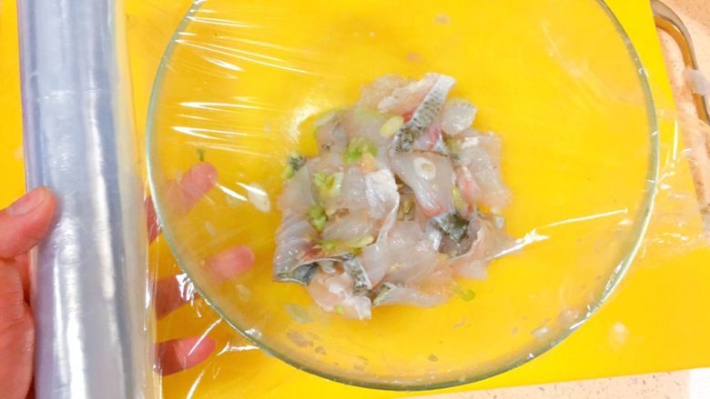 吃掉一朵花+牡丹鱼,包上保鲜膜，放在冷藏里，腌制20分钟以上。