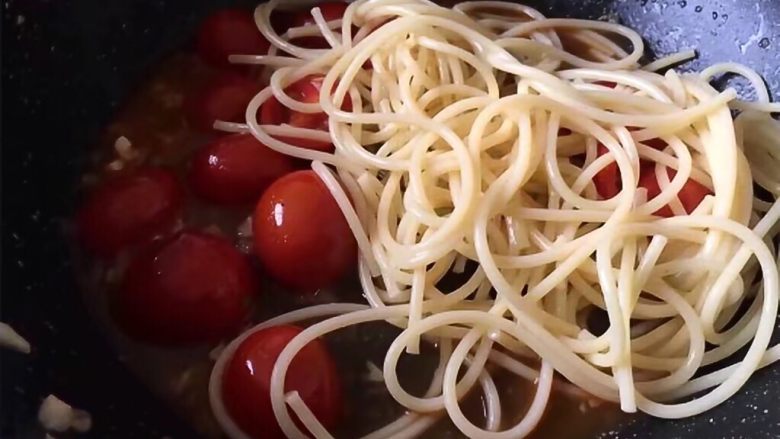 番茄意大利面,将意大利面放入锅内，关火用筷子搅拌，让每根面上都沾满酱汁即可
