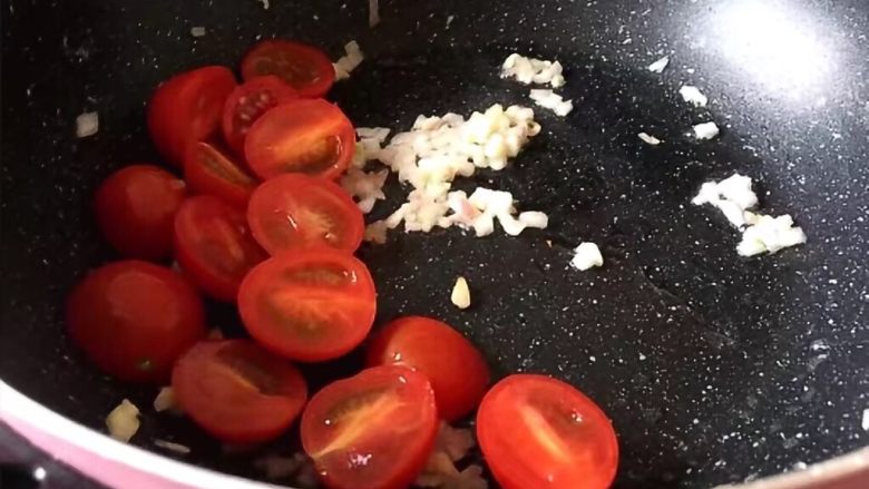 番茄意大利面,将切好的番茄倒入锅中翻炒
