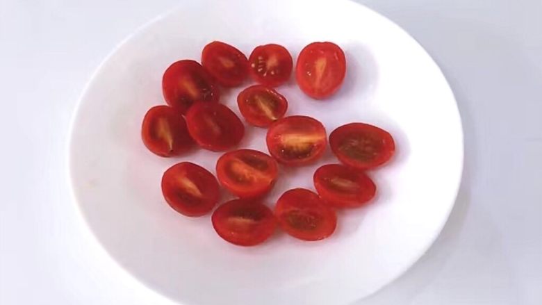 番茄意大利面,将番茄洗净后从中间切开