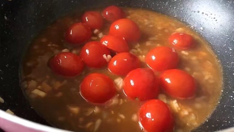 番茄意大利面,加入100毫升的水入锅大火煮开