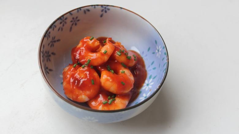 懒人料理+茄汁虾,洒上一些细葱花，上菜！