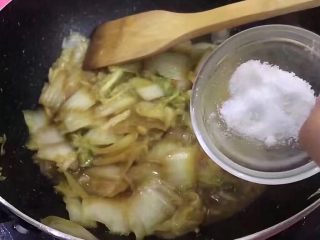 醋溜白菜,加入适量的盐入锅调味翻炒片刻