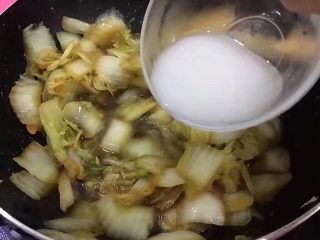 醋溜白菜,将淀粉和水兑好，搅拌均匀放入锅中
