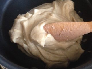 香甜板栗糕,将板栗糊取出倒入不粘锅中，一定要不粘锅否则容易糊