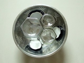 桔子罐头,玻璃瓶开水煮后，沥干水分