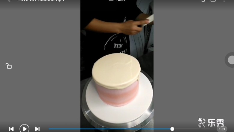 芝士淋面蛋糕（不含吉利丁版）超详细讲解,用抹刀抹平芝士淋面，因为芝士比较稠，要让芝士超过蛋糕平面一些。