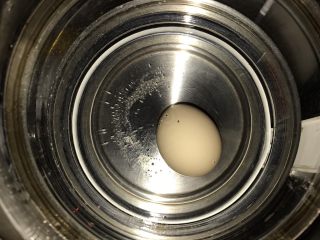 藜麦蔬果虾仁沙拉,鸡蛋冷水下锅煮熟，冷却后去壳切成四瓣
