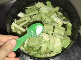 藜麦蔬果虾仁沙拉,椰菜放入煮藜麦的水里，加入盐，焯一下捞起沥水