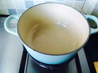 唯独好这口—葱香蚝油鸡翅,准备一口铸铁锅，也可以普通的锅。