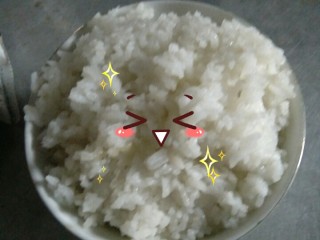 蛋炒饭炒饭秀,准备1碗米饭。