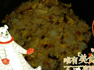 蛋炒饭炒饭秀,5分钟后加入米饭，撒上盐和酱油(或其他调味料)。出锅。