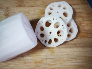 藕饼,切成0.5cm的厚片。