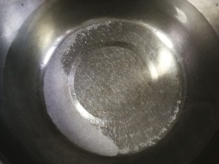 藕饼,准备清水一碗加盐。