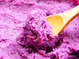 紫薯蛋卷,紫薯放凉后，用勺子压成泥；