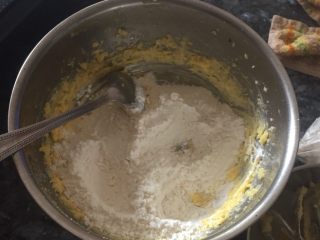 葡萄干奶酥,加入面粉搅拌均匀，直到没有颗粒状的面粉出现为止