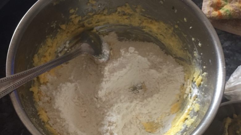 葡萄干奶酥,加入面粉搅拌均匀，直到没有颗粒状的面粉出现为止