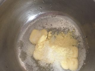葡萄干奶酥,把黄油软化后与砂糖，奶粉混合在一起搅拌