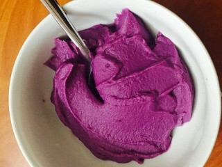 紫薯蛋卷,紫薯泥当中加入牛奶，盐，搅拌均匀；