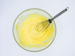 紫薯蛋卷,碗中打入鸡蛋，用打蛋器搅拌，加入面粉，搅拌均匀成蛋液面粉糊；