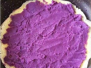 紫薯蛋卷,煎好的鸡蛋饼出锅，在鸡蛋饼上均匀的铺上紫薯泥。