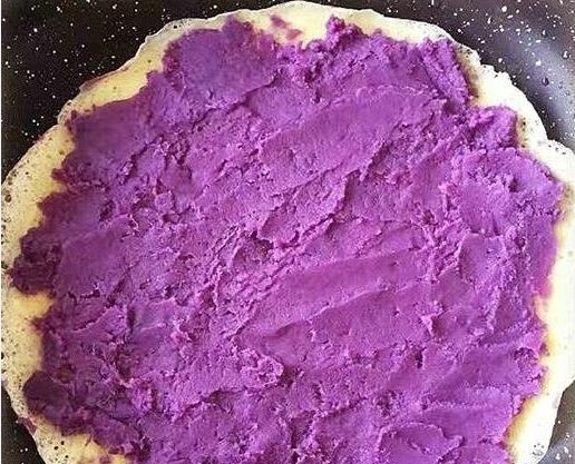 紫薯蛋卷,煎好的鸡蛋饼出锅，在鸡蛋饼上均匀的铺上紫薯泥。