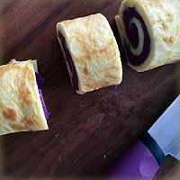 紫薯蛋卷,用刀切成自己喜欢的大小，切的时候刀沾下水，防止黏住；