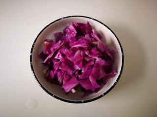 #懒人料理#紫甘蓝鸡蛋花,4，紫甘蓝洗干净，切丁。
